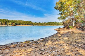Lakefront Hartwell Retreat w/ Gas Grill & Deck!
