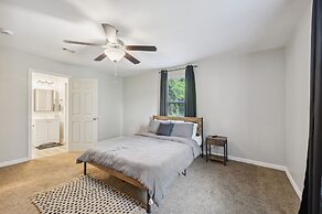 Macon Cottage w/ Porch - 2 Mi to Downtown!