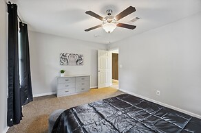 Macon Cottage w/ Porch - 2 Mi to Downtown!