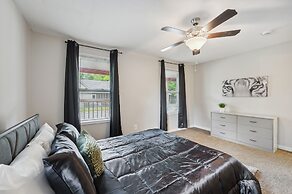 Macon Cottage w/ Porch - 2 Mi to Downtown!