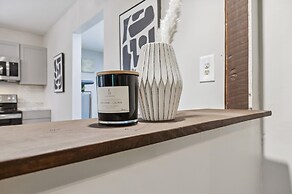 Macon Cottage w/ Porch - 2 Mi to Downtown!