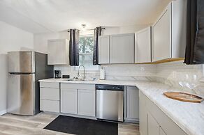 Macon Cottage w/ Porch - 2 Mi to Downtown!