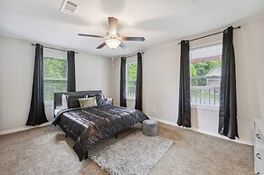 Macon Cottage w/ Porch - 2 Mi to Downtown!