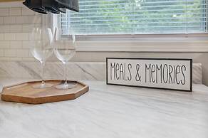 Macon Cottage w/ Porch - 2 Mi to Downtown!