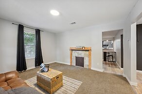 Macon Cottage w/ Porch - 2 Mi to Downtown!