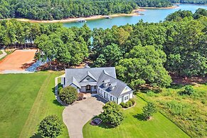 Upscale Family Home w/ Dock on Lake Hartwell!