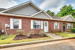 Cozy Georgia Abode w/ Patio & Grill, Near Golfing!