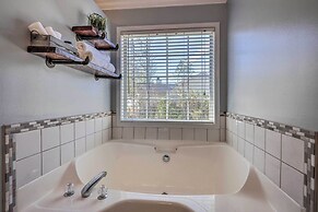 Charming Getaway w/ Grill: 2 Mi to Newnan Square!