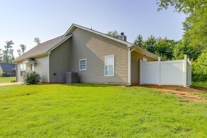Charming Getaway w/ Grill: 2 Mi to Newnan Square!