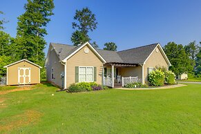 Charming Getaway w/ Grill: 2 Mi to Newnan Square!