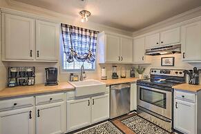 Charming Getaway w/ Grill: 2 Mi to Newnan Square!