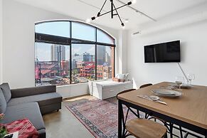 Ballpark Luxury Loft Steps from Arch