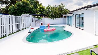 Casa Lucia 5BR Luxury Home with Pool Near Hard Rock Casino