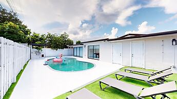 Casa Lucia 6BR Luxury Home with Pool Near Hard Rock Casino