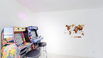 Casa Lucia 5BR Luxury Home with Pool Near Hard Rock Casino