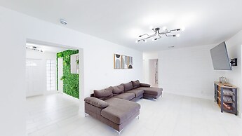 Casa Lucia 5BR Luxury Home with Pool Near Hard Rock Casino