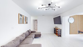 Casa Lucia 5BR Luxury Home with Pool Near Hard Rock Casino