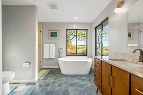 Private Pool & Large Deck: Modern Cotati Villa!