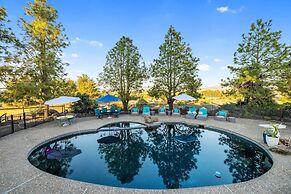 Private Pool & Large Deck: Modern Cotati Villa!