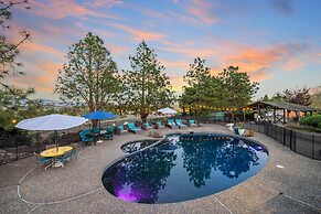 Private Pool & Large Deck: Modern Cotati Villa!