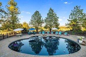 Private Pool & Large Deck: Modern Cotati Villa!