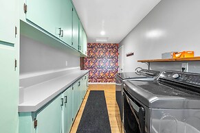 Private Pool & Large Deck: Modern Cotati Villa!