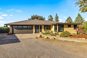 Private Pool & Large Deck: Modern Cotati Villa!