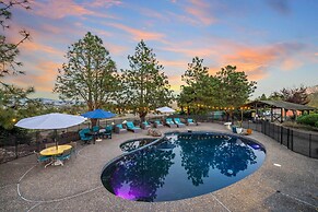 Private Pool & Large Deck: Modern Cotati Villa!