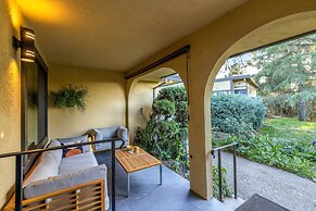 Private Pool & Large Deck: Modern Cotati Villa!
