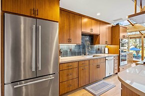 Private Pool & Large Deck: Modern Cotati Villa!