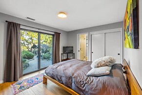 Private Pool & Large Deck: Modern Cotati Villa!