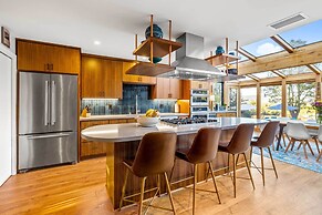 Private Pool & Large Deck: Modern Cotati Villa!