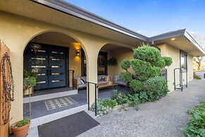 Private Pool & Large Deck: Modern Cotati Villa!