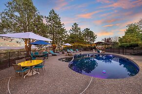 Private Pool & Large Deck: Modern Cotati Villa!
