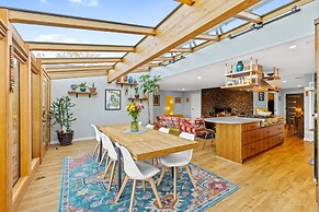 Private Pool & Large Deck: Modern Cotati Villa!