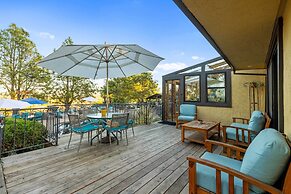 Private Pool & Large Deck: Modern Cotati Villa!