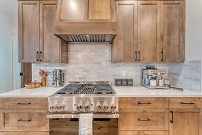 Grand Fir by Avantstay Hot Tub and Firepit