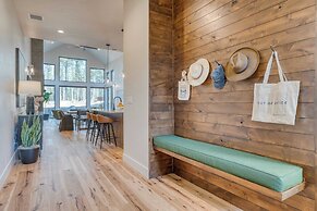 Grand Fir by Avantstay Hot Tub and Firepit