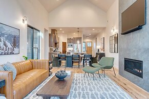 Grand Fir by Avantstay Hot Tub and Firepit