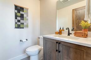 Grand Fir by Avantstay Hot Tub and Firepit