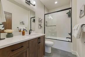 Grand Fir by Avantstay Hot Tub and Firepit