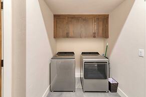 Grand Fir by Avantstay Hot Tub and Firepit