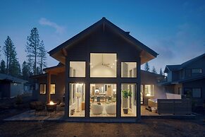 Grand Fir by Avantstay Hot Tub and Firepit