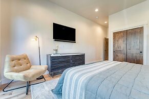 Grand Fir by Avantstay Hot Tub and Firepit