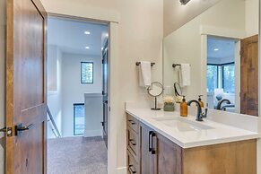 Grand Fir by Avantstay Hot Tub and Firepit