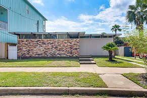 < 1 Mi to Pleasure Pier: Unit in Galveston!