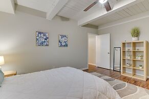 < 1 Mi to Pleasure Pier: Unit in Galveston!