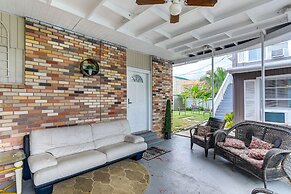 < 1 Mi to Pleasure Pier: Unit in Galveston!