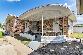 < 1 Mi to Pleasure Pier: Unit in Galveston!