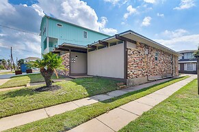 < 1 Mi to Pleasure Pier: Unit in Galveston!